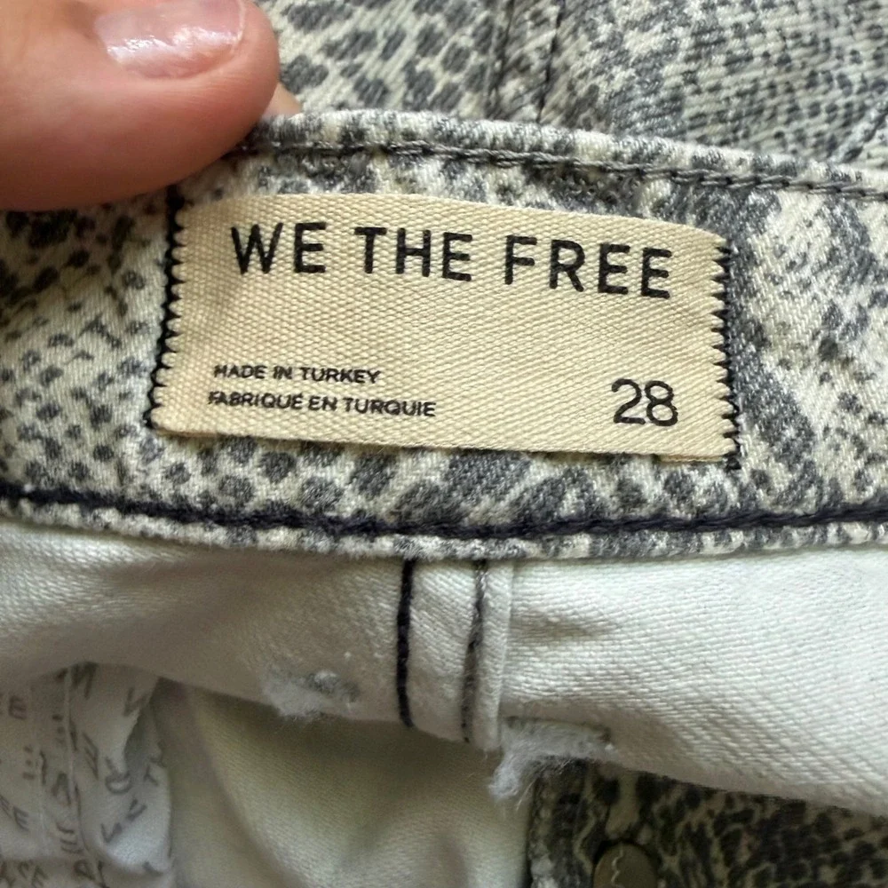 We The Free Good Luck Mid-Rise Barrel Jeans Snakeskin Print Grey White Size 28 - Picture 3 of 7